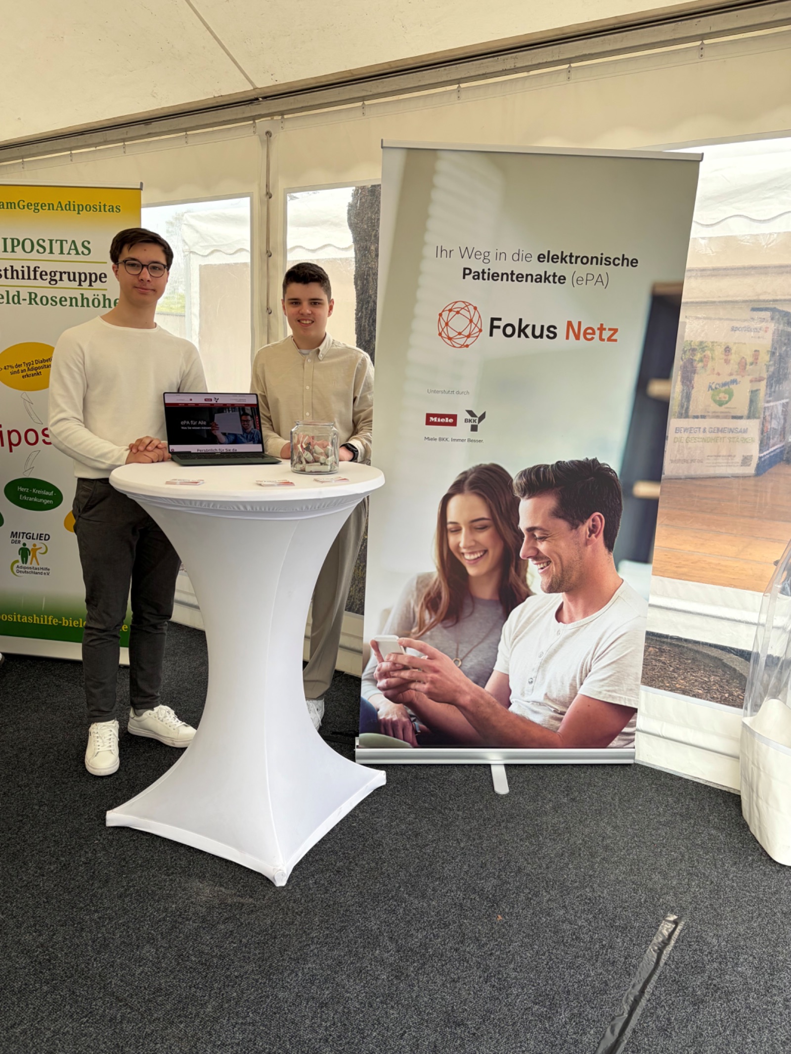 FokusNetz am Messestand mit Roll-Up der Miele BKK