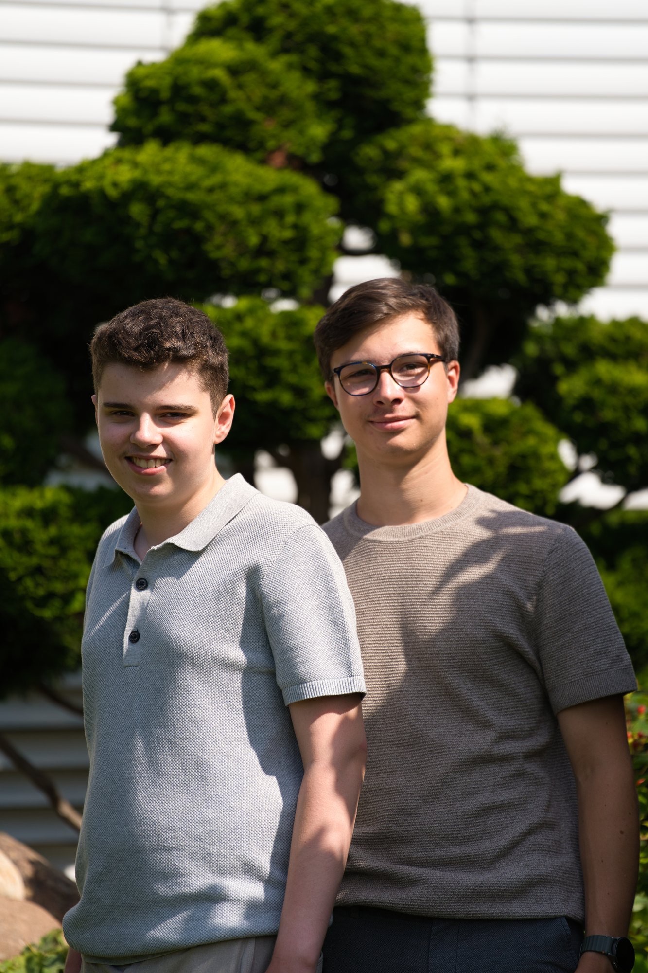 Denis Randov und Jaron Spandl Rücken an Rücken im Garten